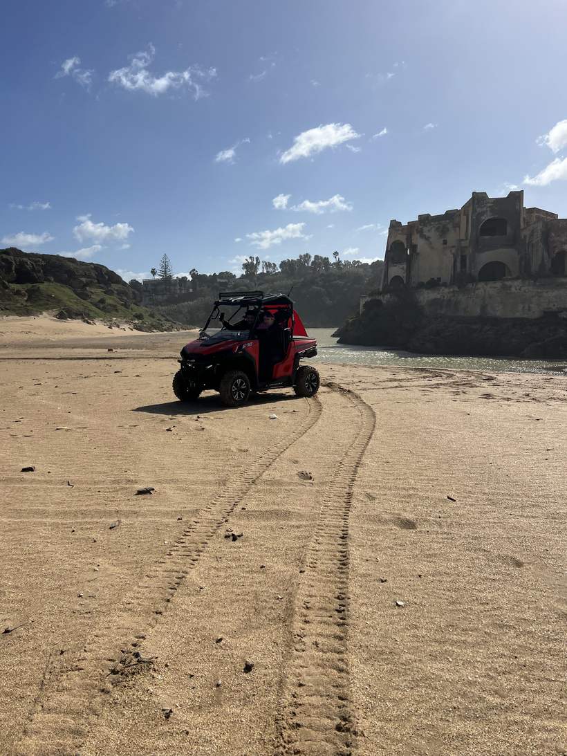 Buggy Linhai 570 rouge sur la plage