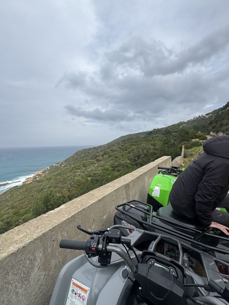 Vue sur la côte et l'océan depuis le guidon d'un quad