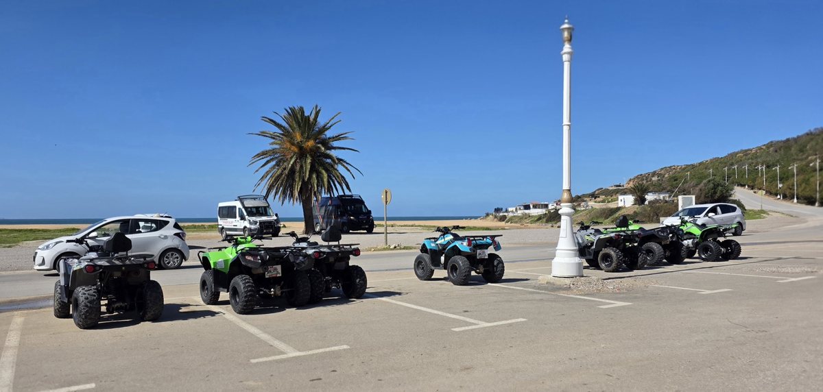 La flotte de quads garée en bord de plage, au point de départ