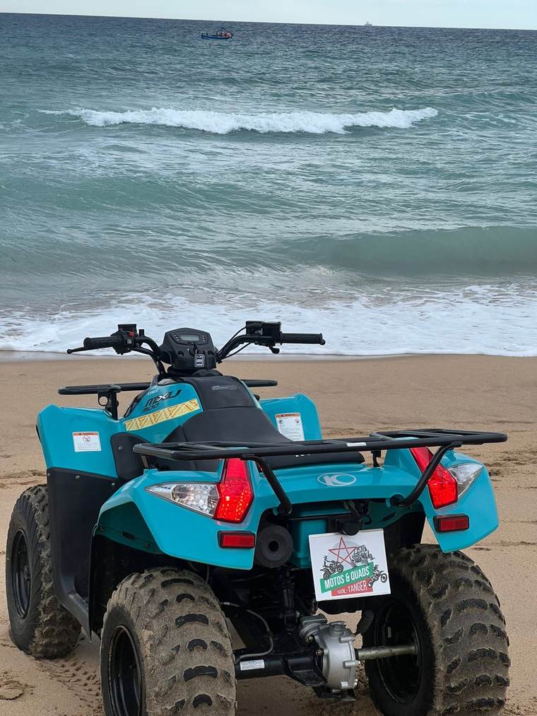 Quad Kymco MXU 300 turquoise sur la plage, plaque Motos & Quads Sol-Tanger