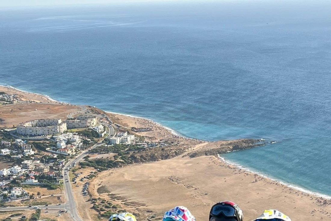 Panorama sur la baie d'Achakar depuis les hauteurs, casques au premier plan